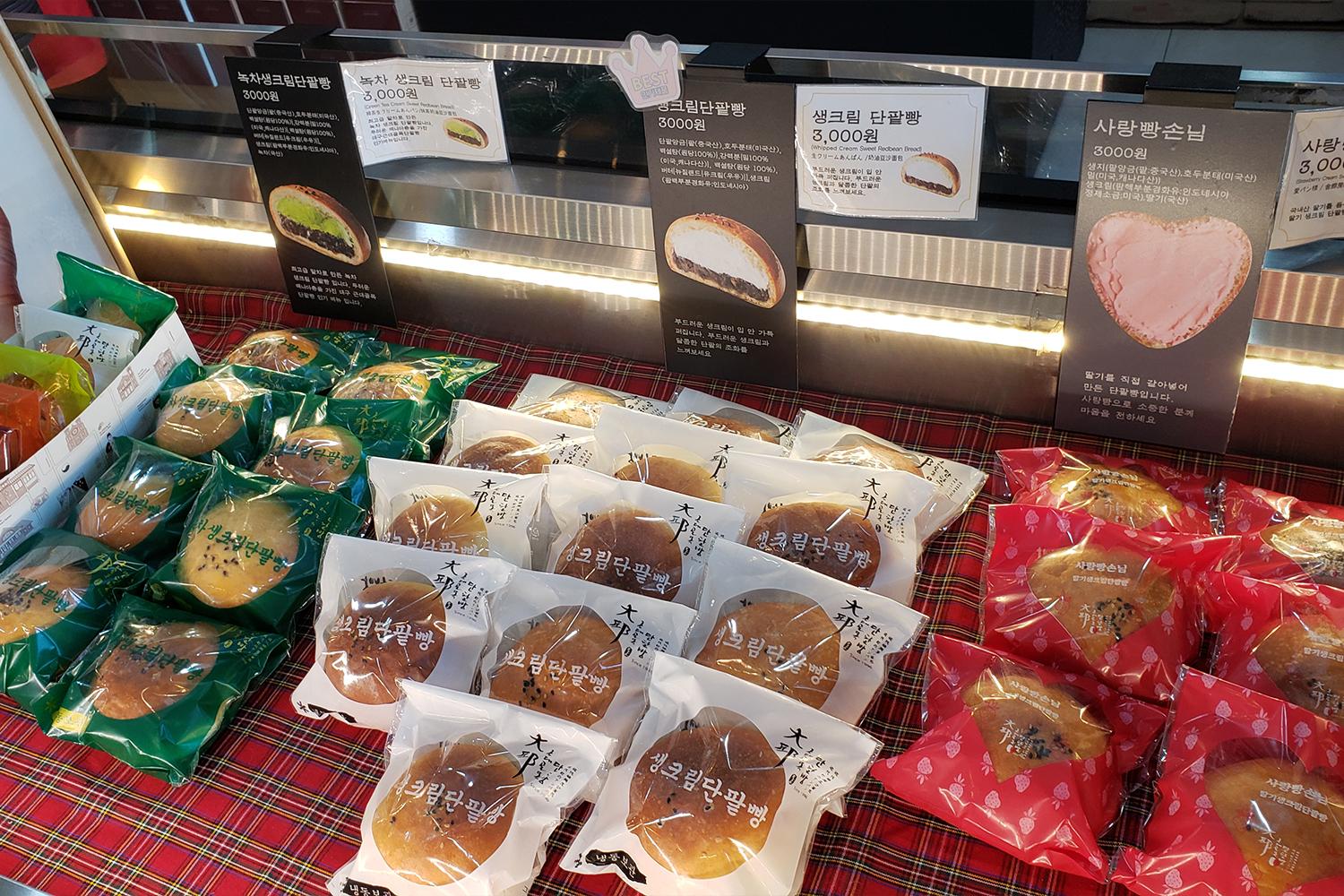 大邱著名紅豆麵包的展示，介紹牌價為2000韓元，位於精美的木製框架中。