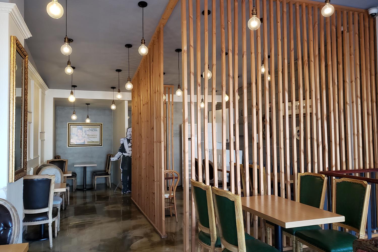 大邱麵包店的二樓座位區，擺設有趣味的古典壁畫與舒適的座椅。