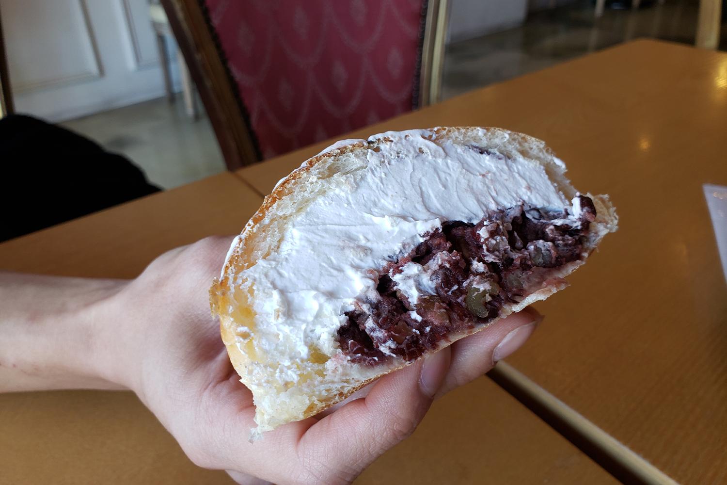 韓国・大邱の近代コルモクタンパッパン、生クリームと餡子たっぷりの断面を見せるあんパンの手持ちショット