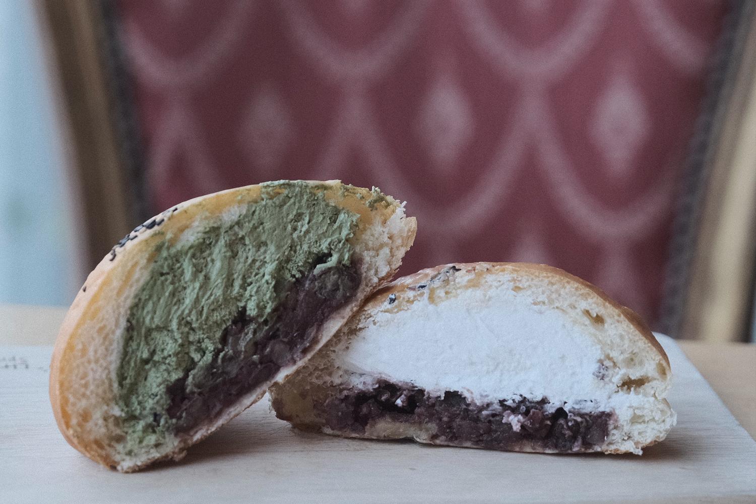 充滿巧克力與抹茶奶油餡的大邱紅豆麵包剖面，展示內部美味豐富的餡料。