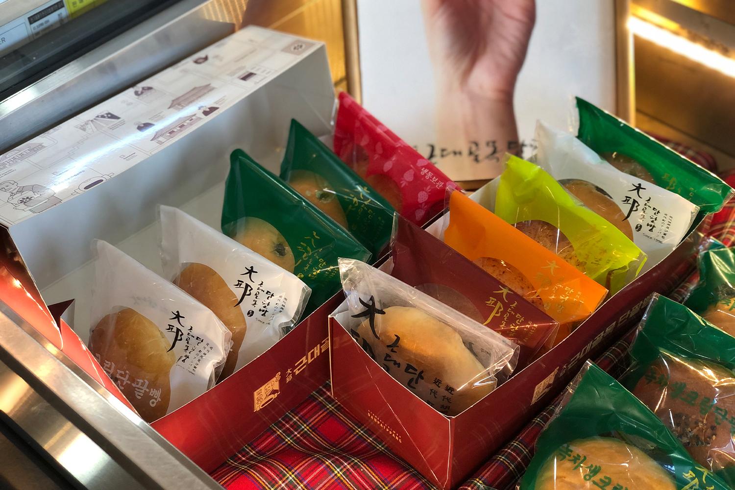 大邱紅豆麵包的多種包裝口味選擇，展現色彩繽紛的包裝設計與創意。