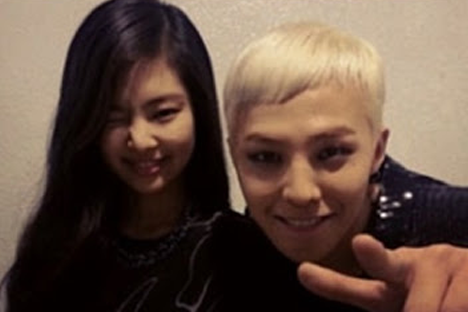 室內自拍近距離展示服裝及髮型特徵