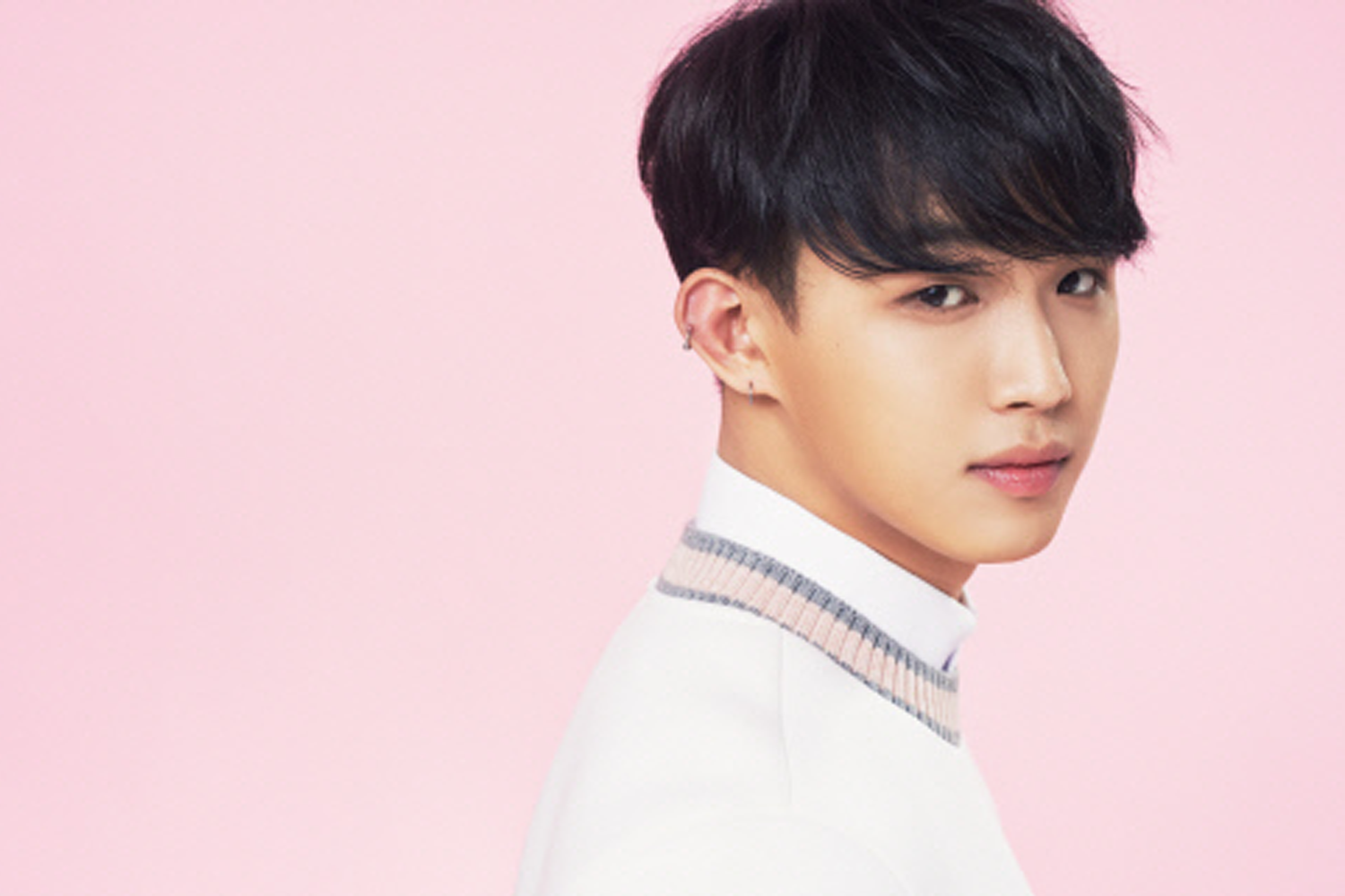 BTOB 炫植穿著白色高領毛衣的側面照，背景為粉紅色。