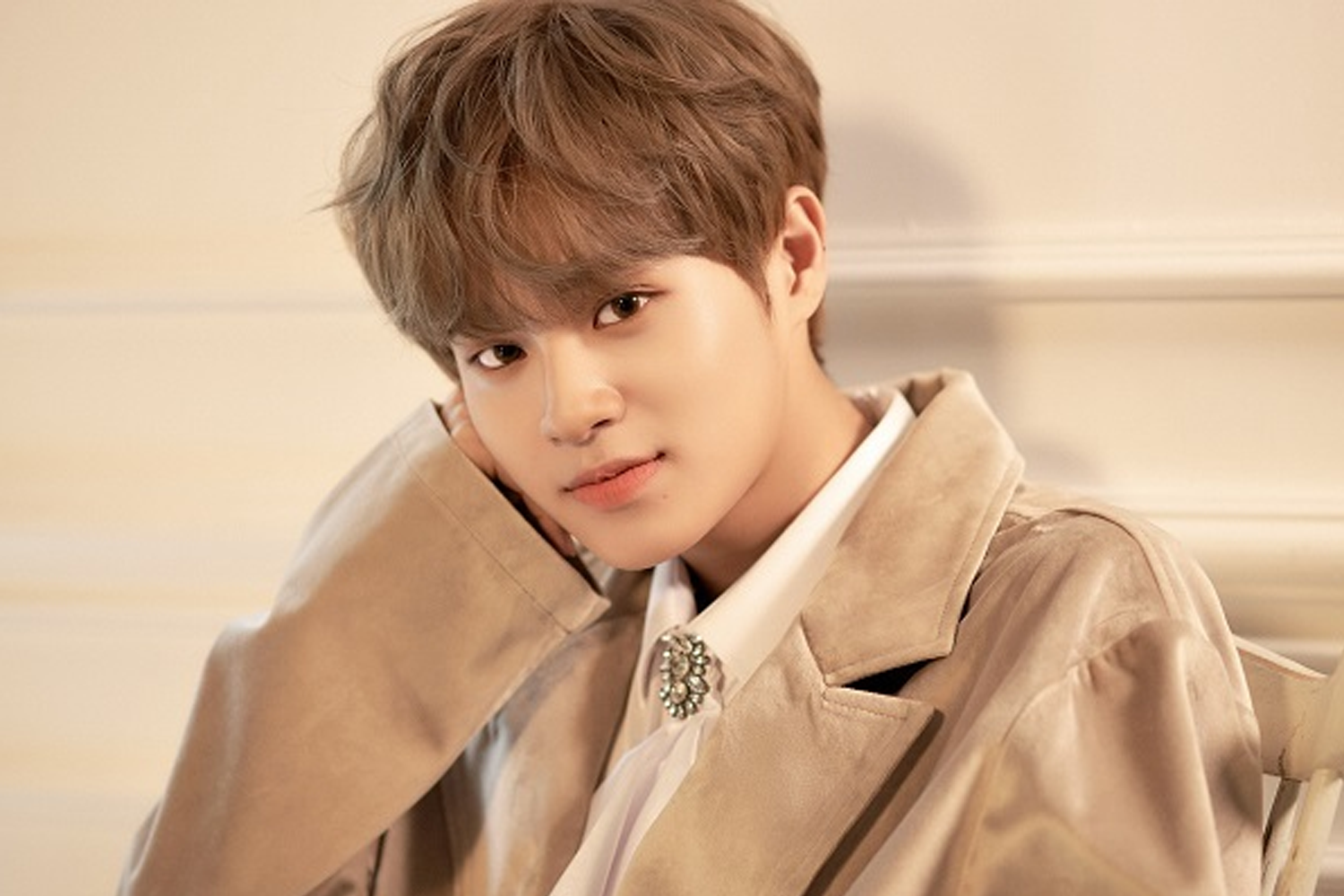 AB6IX 成員大輝穿著米色外套，背景為淺色家居環境。