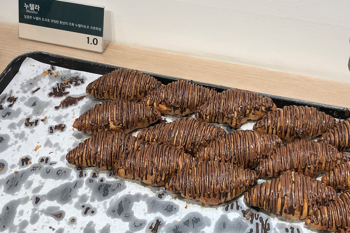 一道淋滿朱古力醬的牛角包，擺放在克拉商店的櫃台上，吸引著朱古力愛好者。