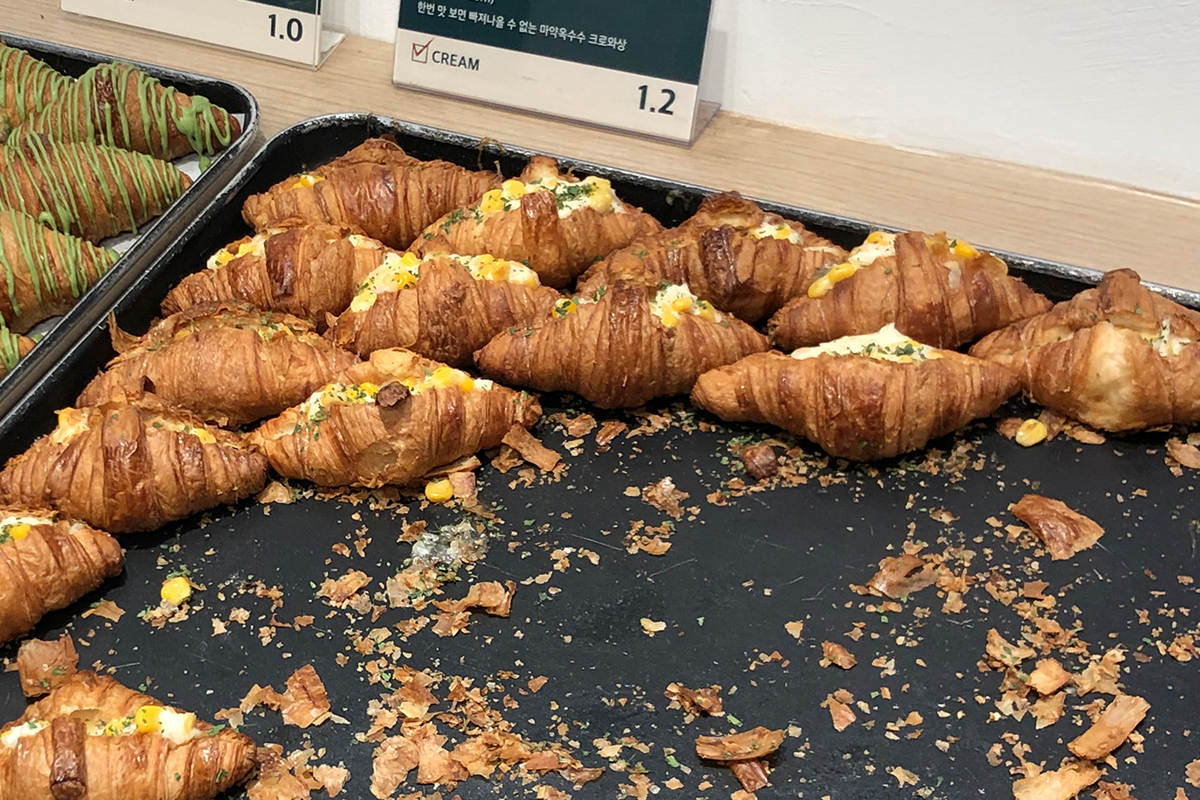 麻藥粟米口味的牛角包，展示在克拉商店，廣受顧客歡迎。