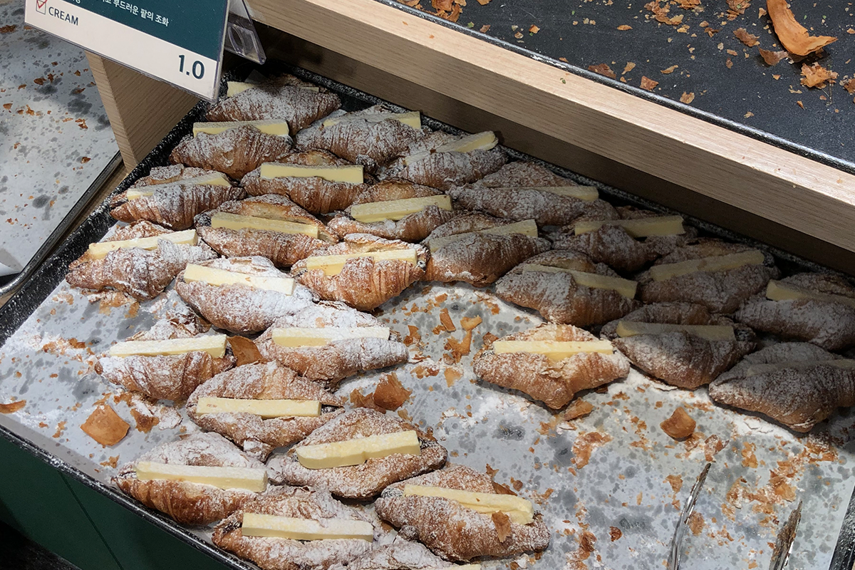 紅豆牛油牛角包，獨特的韓式口味，擺放在克拉商店的餐櫃上。