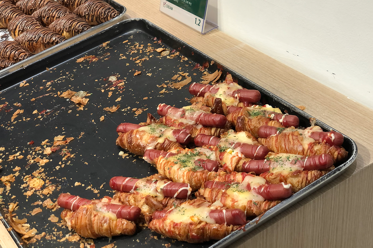 批薩口味牛角包，擺放在克拉商店的餐櫃中，許多顧客喜愛此風味。