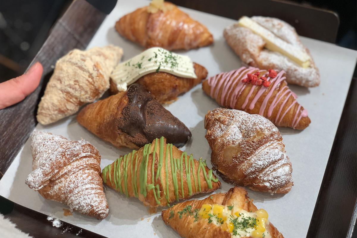 一盒多款口味的牛角包，擺放在克拉商店櫃台上，吸引著顧客的目光。