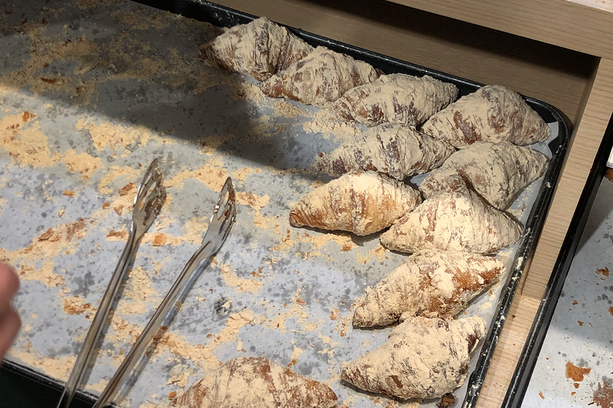 黃豆粉口味牛角包，帶著濃鬱的傳統韓風味道，展示於克拉商店。