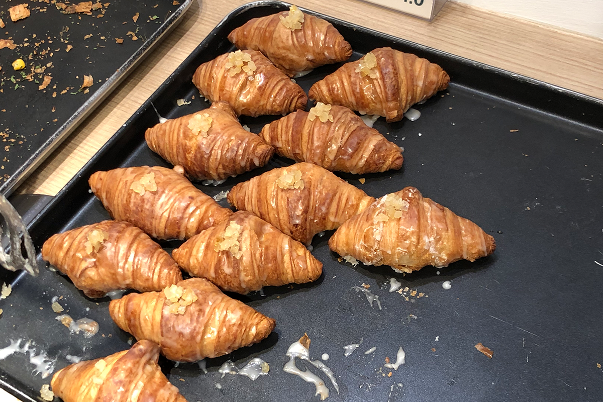 檸檬牛角包帶有檸檬香味，擺放在克拉商店櫃台上。