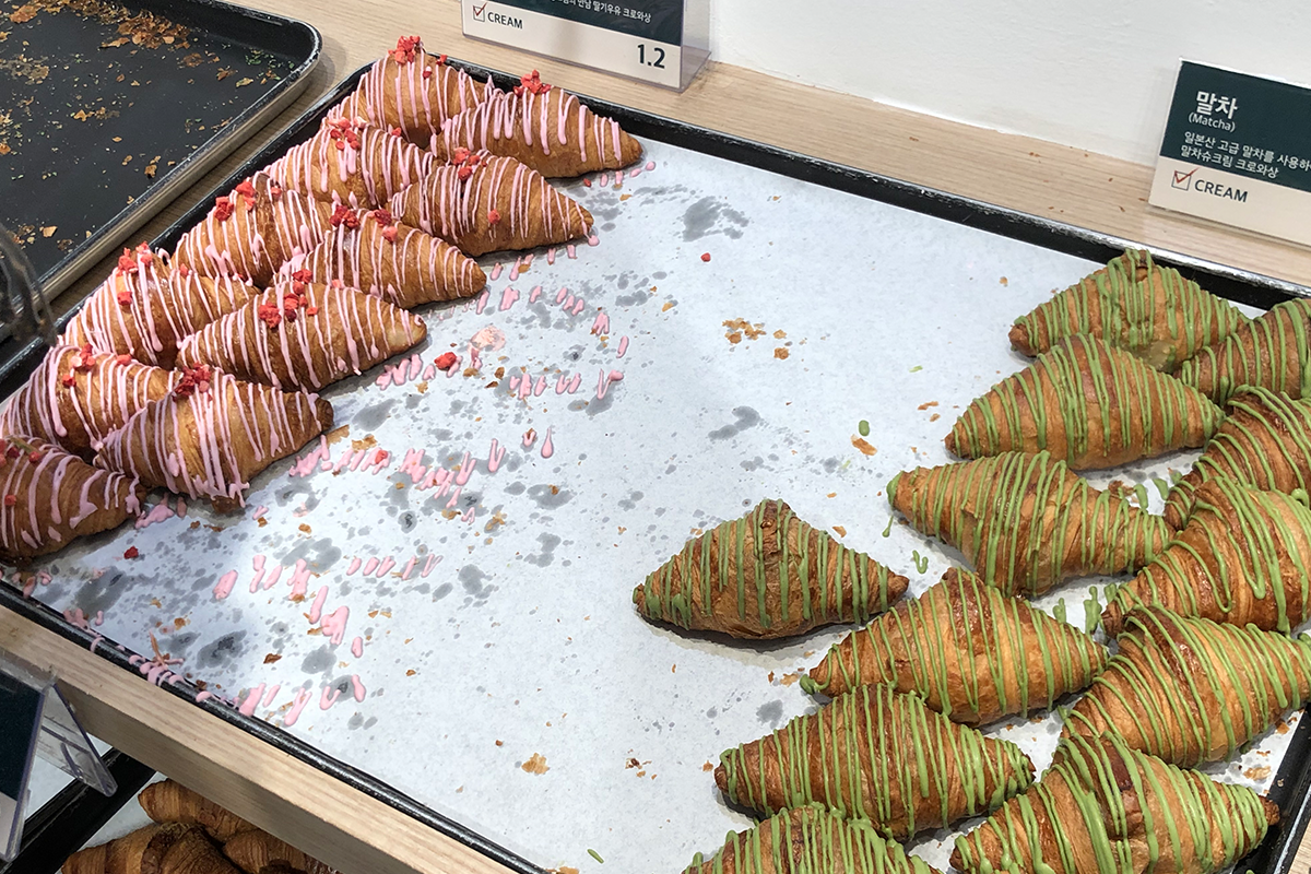 草莓和抹茶口味牛角包，擺放在克拉商店的櫃台上，吸引了許多客人的眼光。