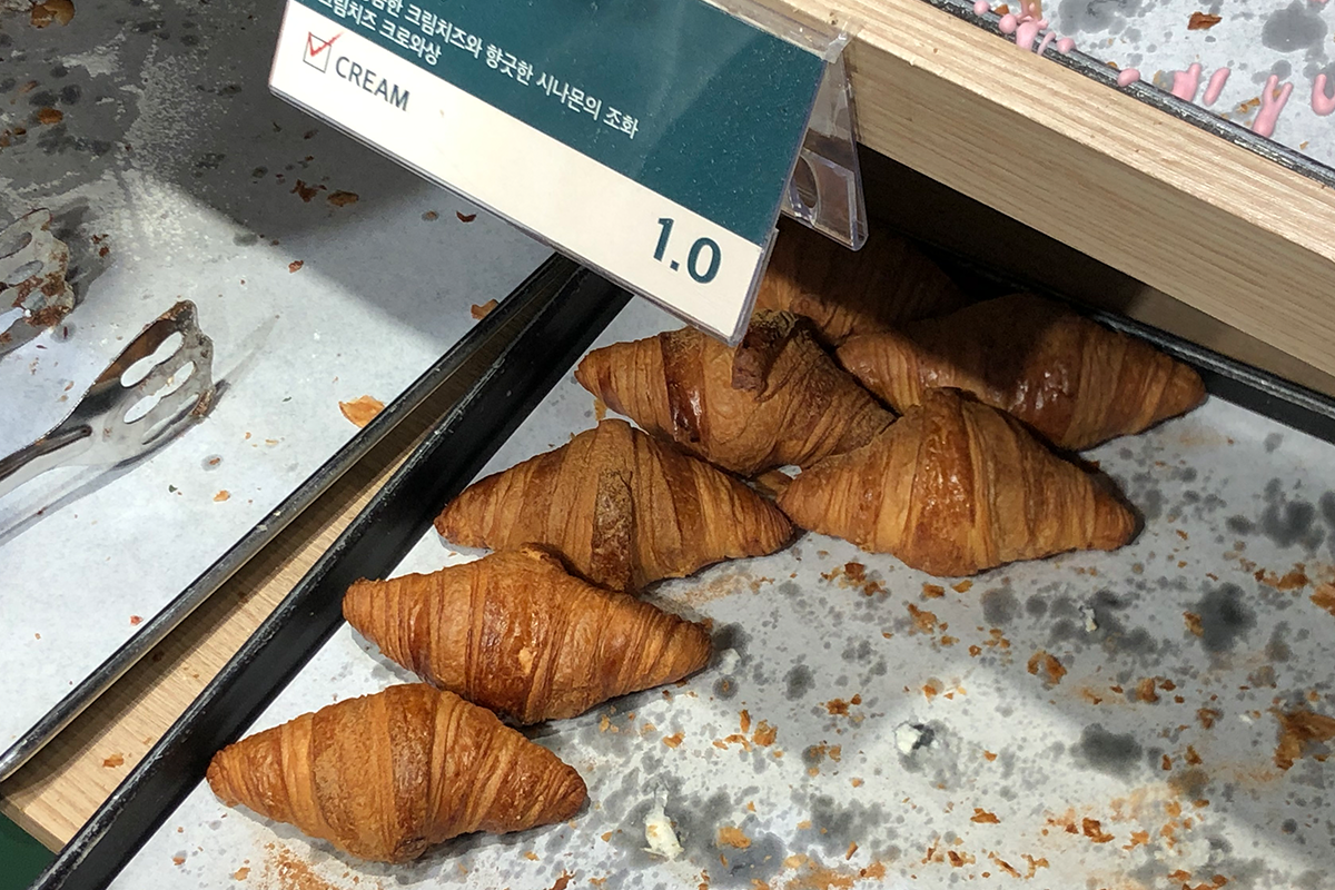 肉桂粉芝士牛角包，擺放於克拉商店櫃台，帶有獨特的風味。