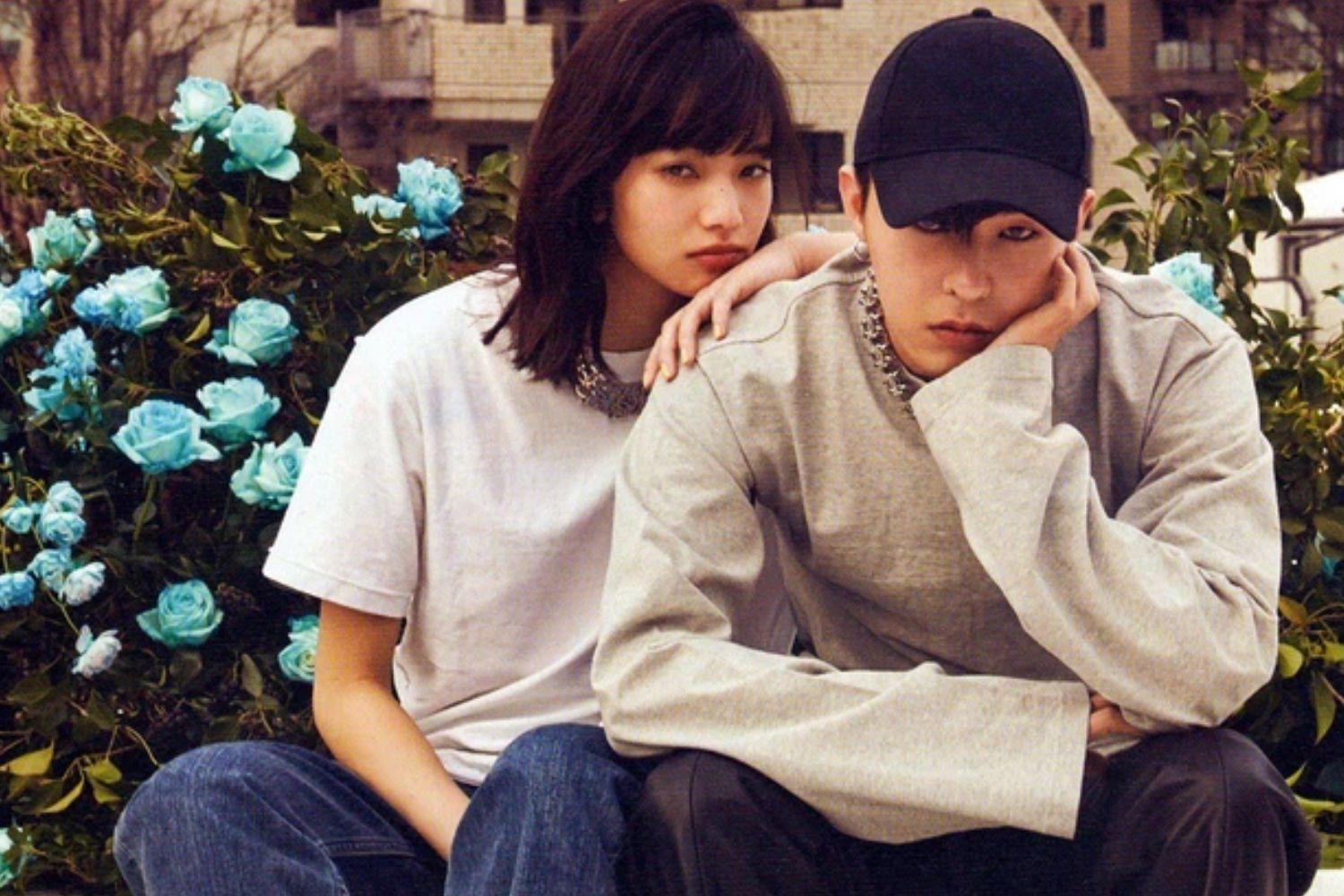 G-Dragon và Nana Komatsu ngồi giữa những bông hoa xanh