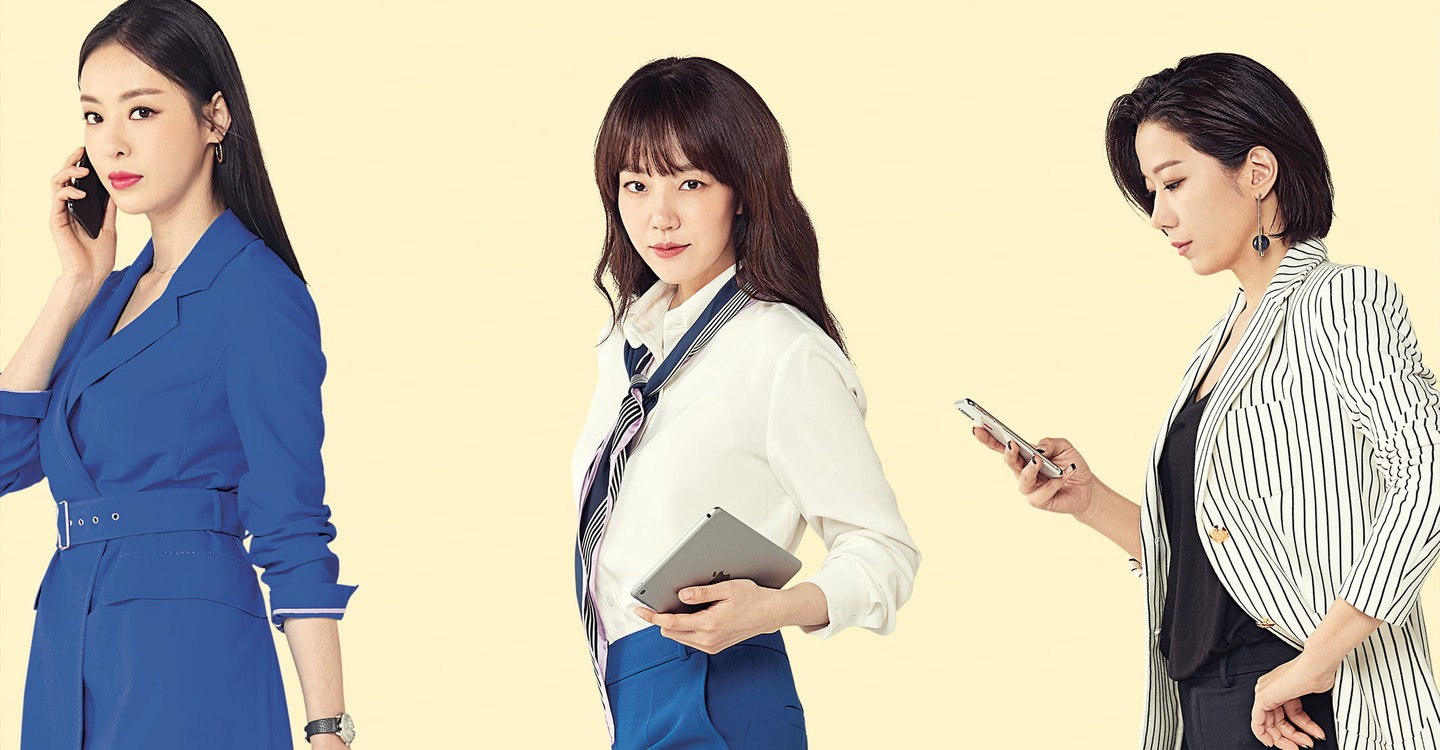 三位穿著時尚服裝的女性，分別拿著手機和電子平板，背景為韓劇《請輸入檢索詞》的主題，展示現代辦公的樣貌和韓國線上文化。