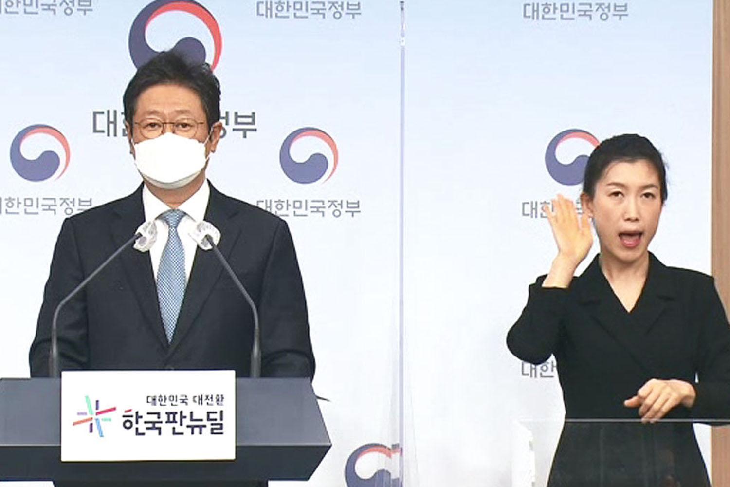 ฮวาง ฮี รัฐมนตรีว่าการกระทรวงวัฒนธรรมกีฬาและการท่องเที่ยว