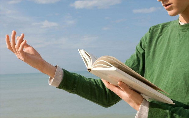 сагсан алхаж буй эрэгтэй гадаад аялалын дүрэмт хувцастай зогсож байна.