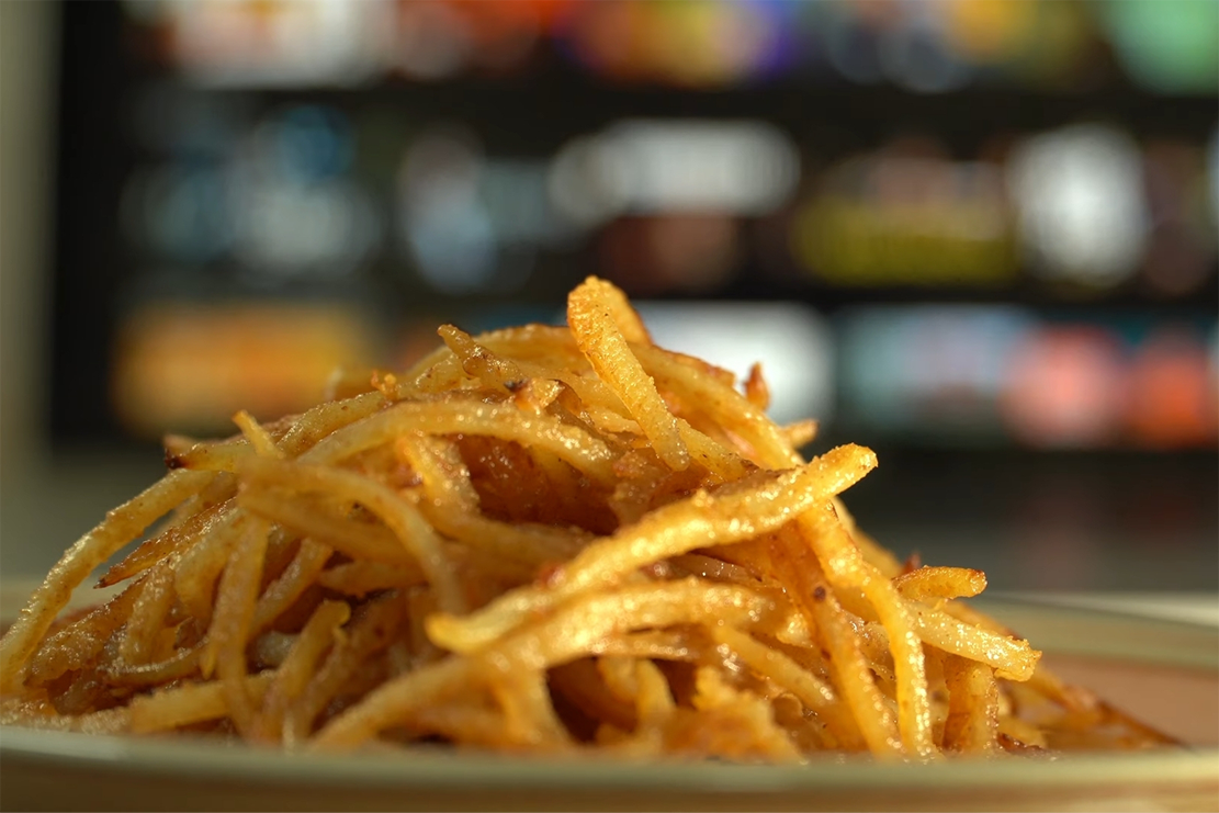 한국 인기 레시피로 만든 땅콩버터와 쥐포 요리의 모습