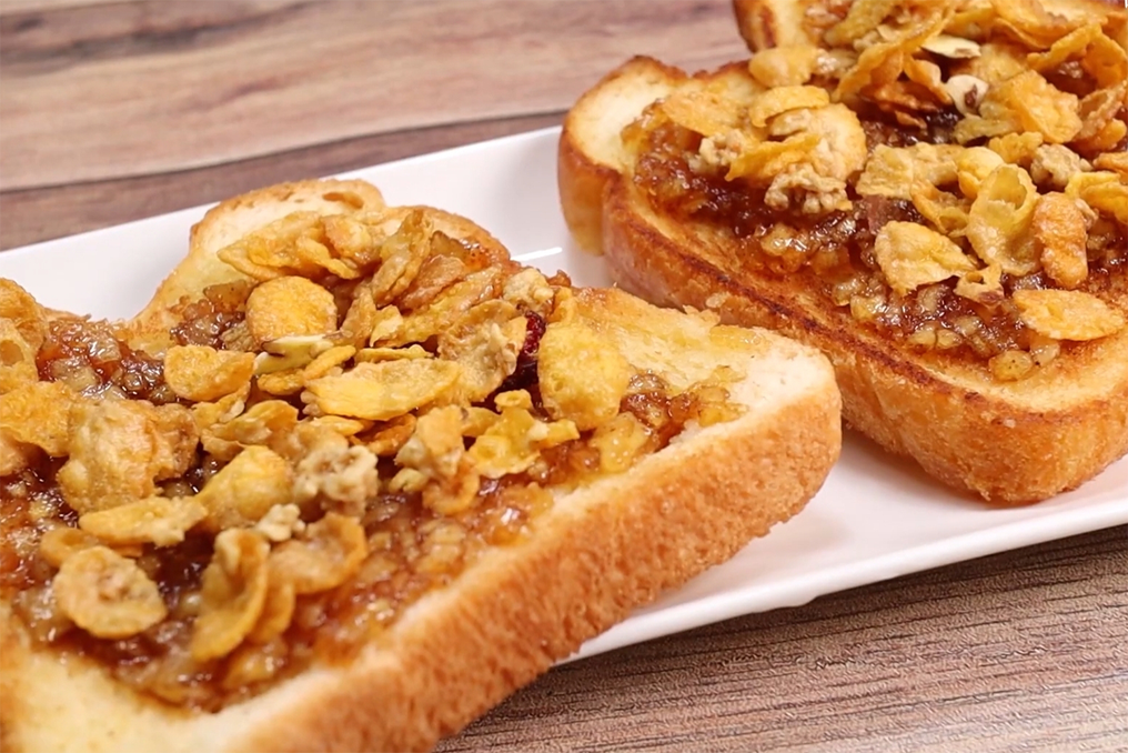 사과 소스와 시리얼로 만든 한국 스타일의 토스트