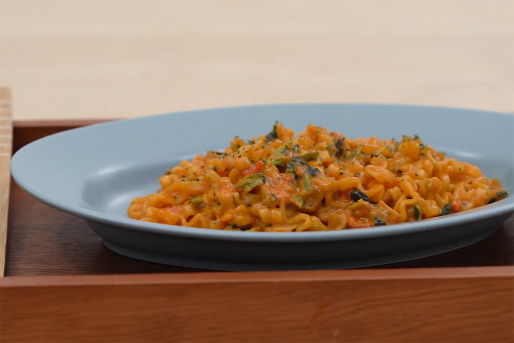 익힌 진짬뽕 크림 라면의 한국 요리 모습