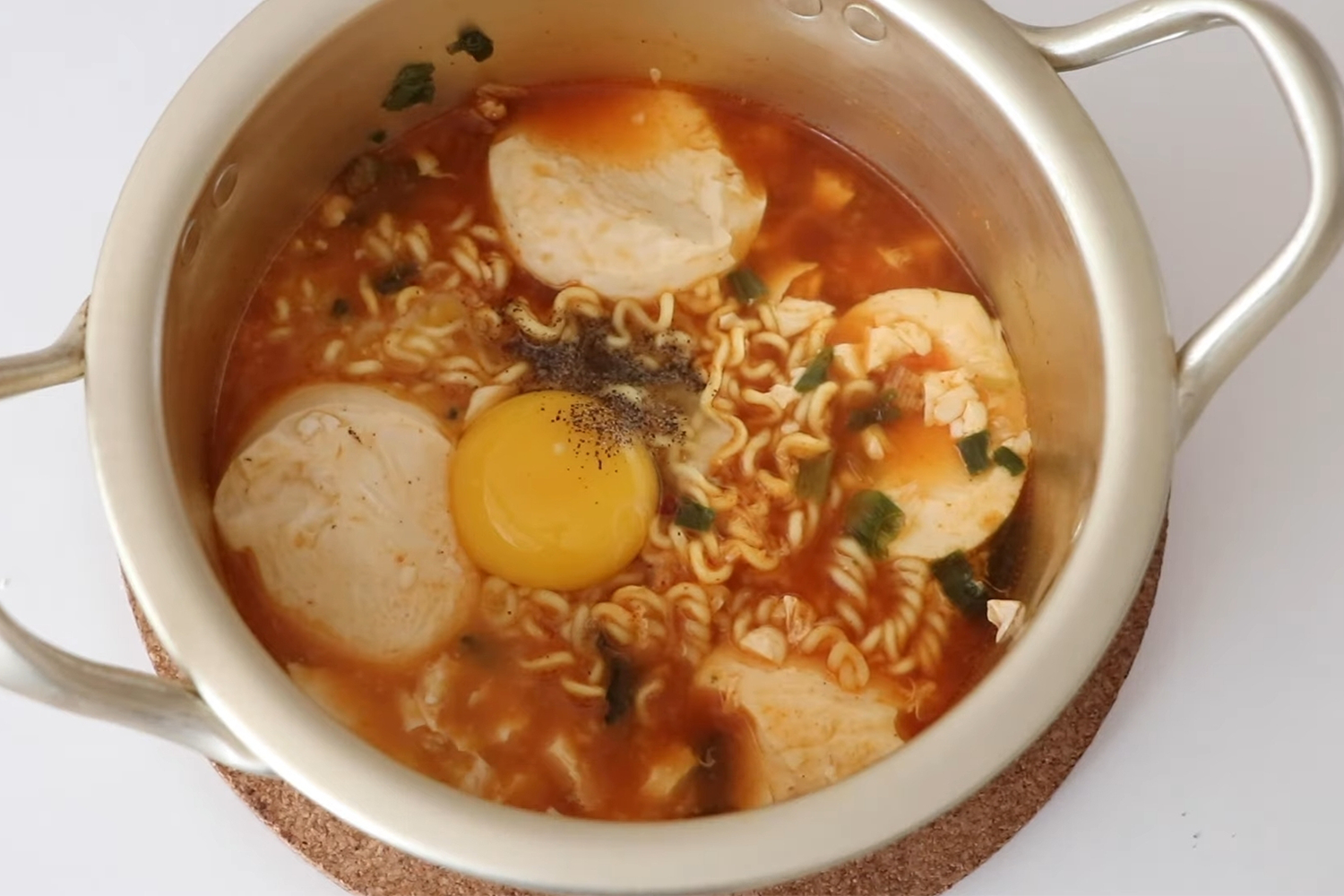 pot full of sundubu yeul ramen (순두부 열라면) made by korean youtuber juni.M (쥬니엠)