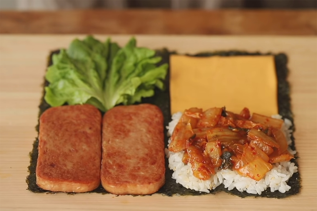 복리 형태로 만든 김치, 상추, 햄 스팸의 김밥