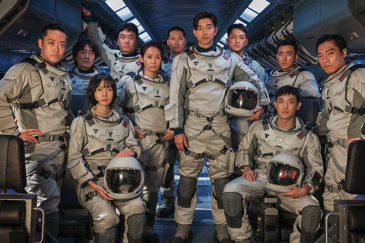 韓國科幻劇《寂靜的大海》的宇航員合影