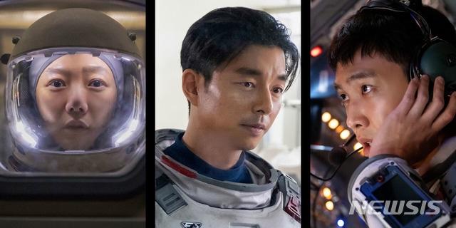Netflixオリジナルシリーズ『静けさの海』のスチールショット。宇宙服を着た登場キャラクターたちが描かれている場面。