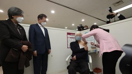 ムン大統領、ワクチン接種現場を訪問…初接種を見守る