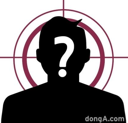 特定の事件に関連し、証人として裁判に出席する男性の後ろ姿。