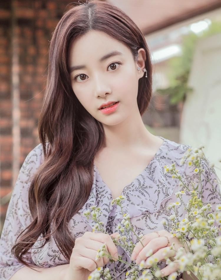 アイドルグループAprilの元メンバーである女優イ・ヒョンジュの写真。彼女はかつてグループ内でのいじめ問題が注目された。