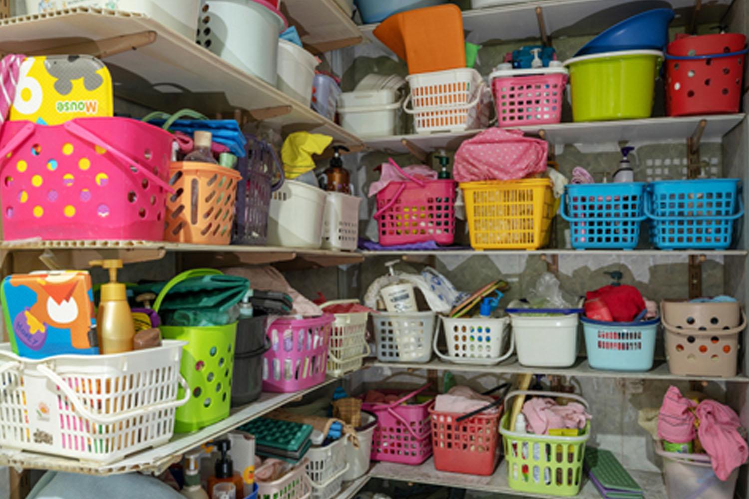 ตะกร้าอุปกรณ์อาบน้ำของแต่ละคนที่ฝากเอาไว้ที่ห้องอาบน้ำ