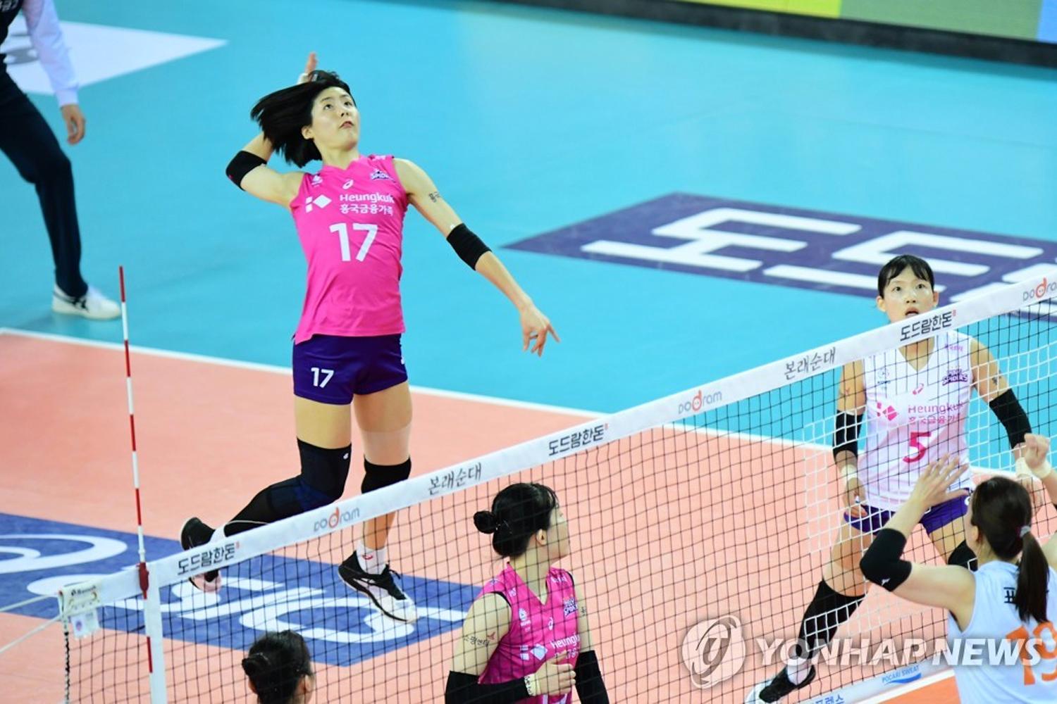 นักวอลเลย์บอลหญิงกำลังกระโดดเพื่อตบลูกบอลระหว่างการแข่งขัน