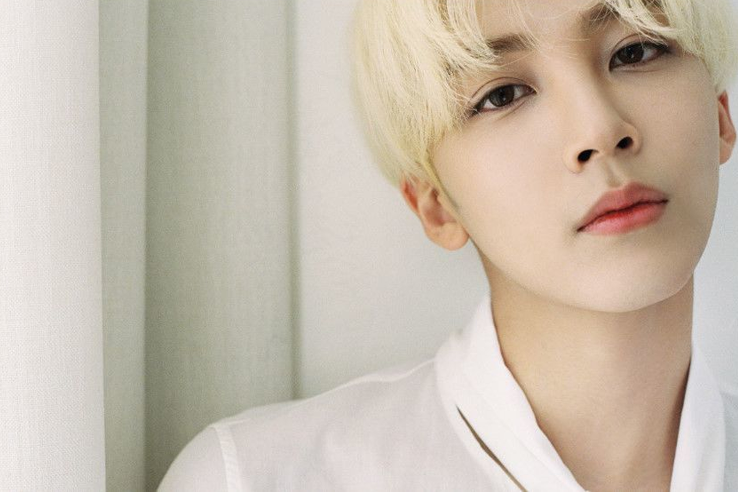 SEVENTEEN成員淨漢示人以簡單的白色襯衫造型，彰顯其清新且富有魅力的特質。