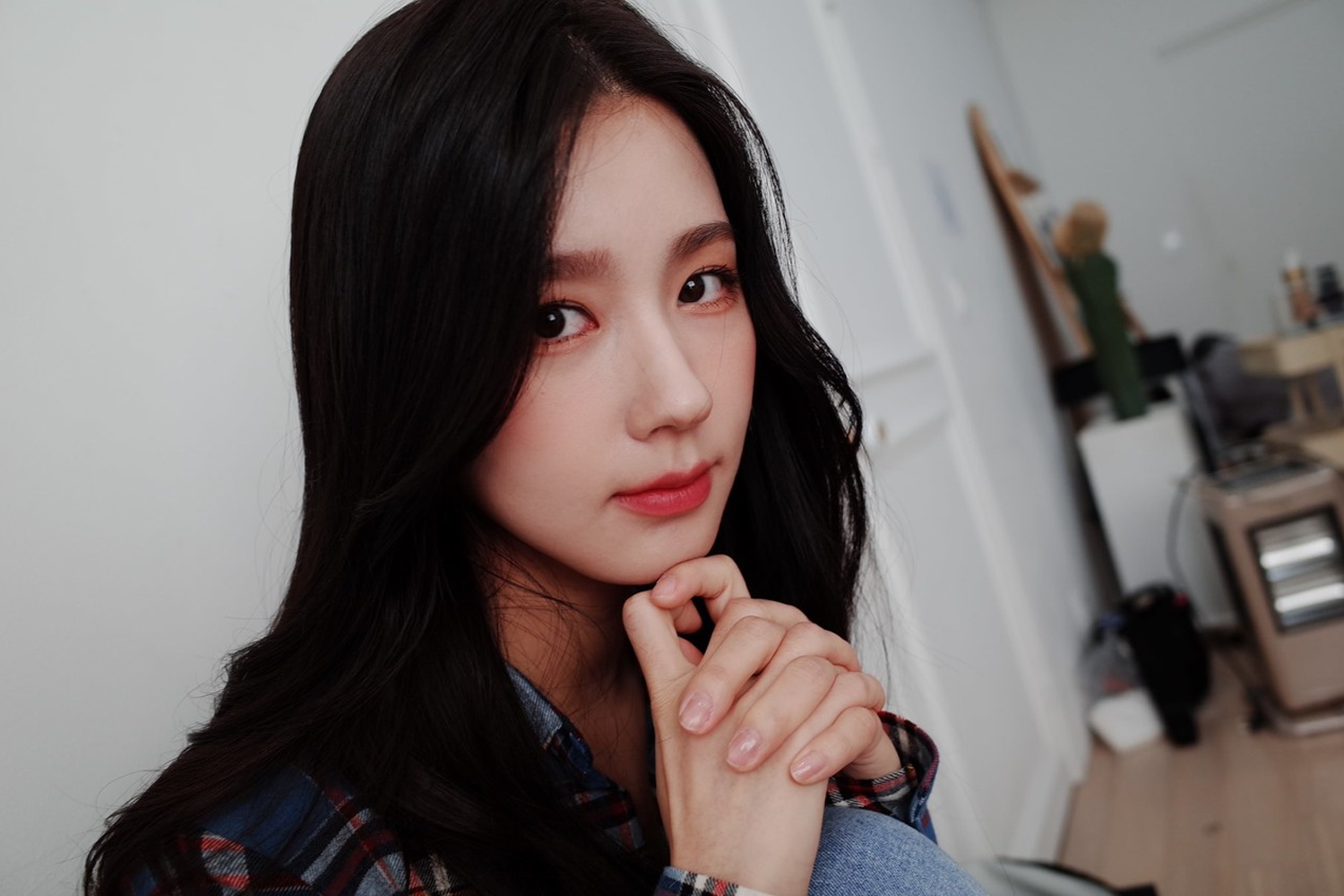 (G)I-DLE成員薇娟在屋內，自然的光線下，穿著格子襯衫，展現出親切而平和的氣息。