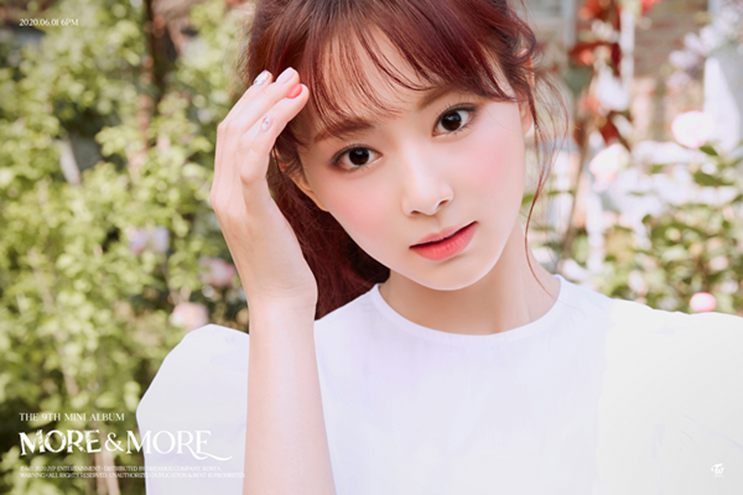 TWICE成員子瑜在庭院中，穿著簡單的白色上衣，背景是綠意盎然的樹木與鮮花，彰顯其自然的美。