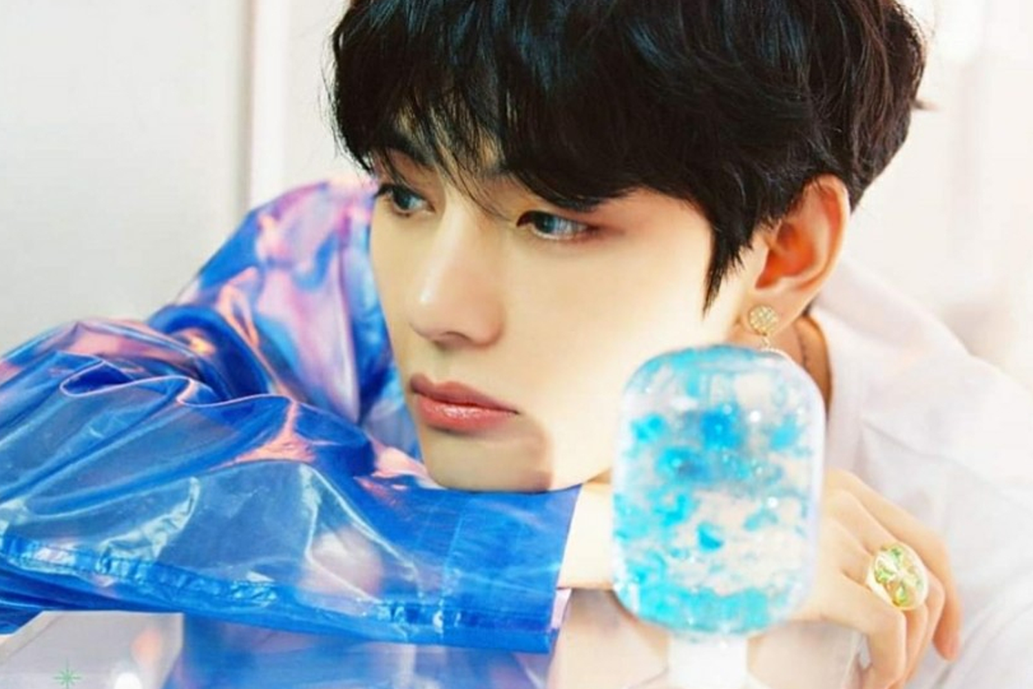 BTS成員V，身穿漸變色彩的服飾，攝影角度展現其獨特的門面與世界美男氣質。