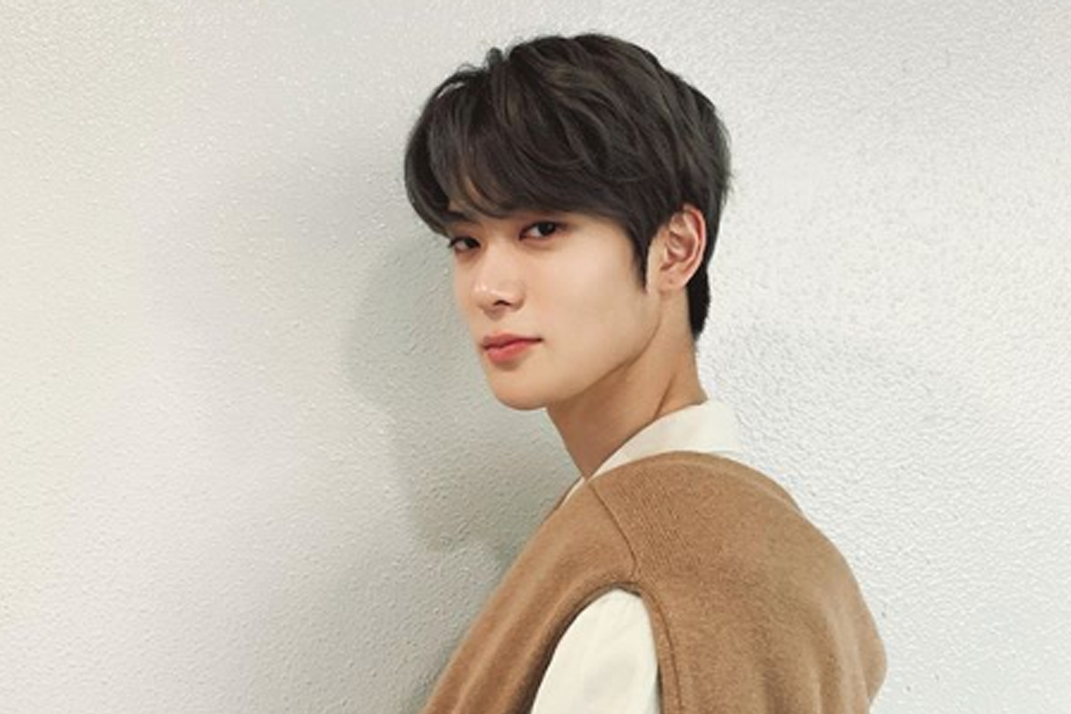 NCT成員在玹立於白牆前，以獨特的時尚造型展現其藝術魅力與型男氣息。