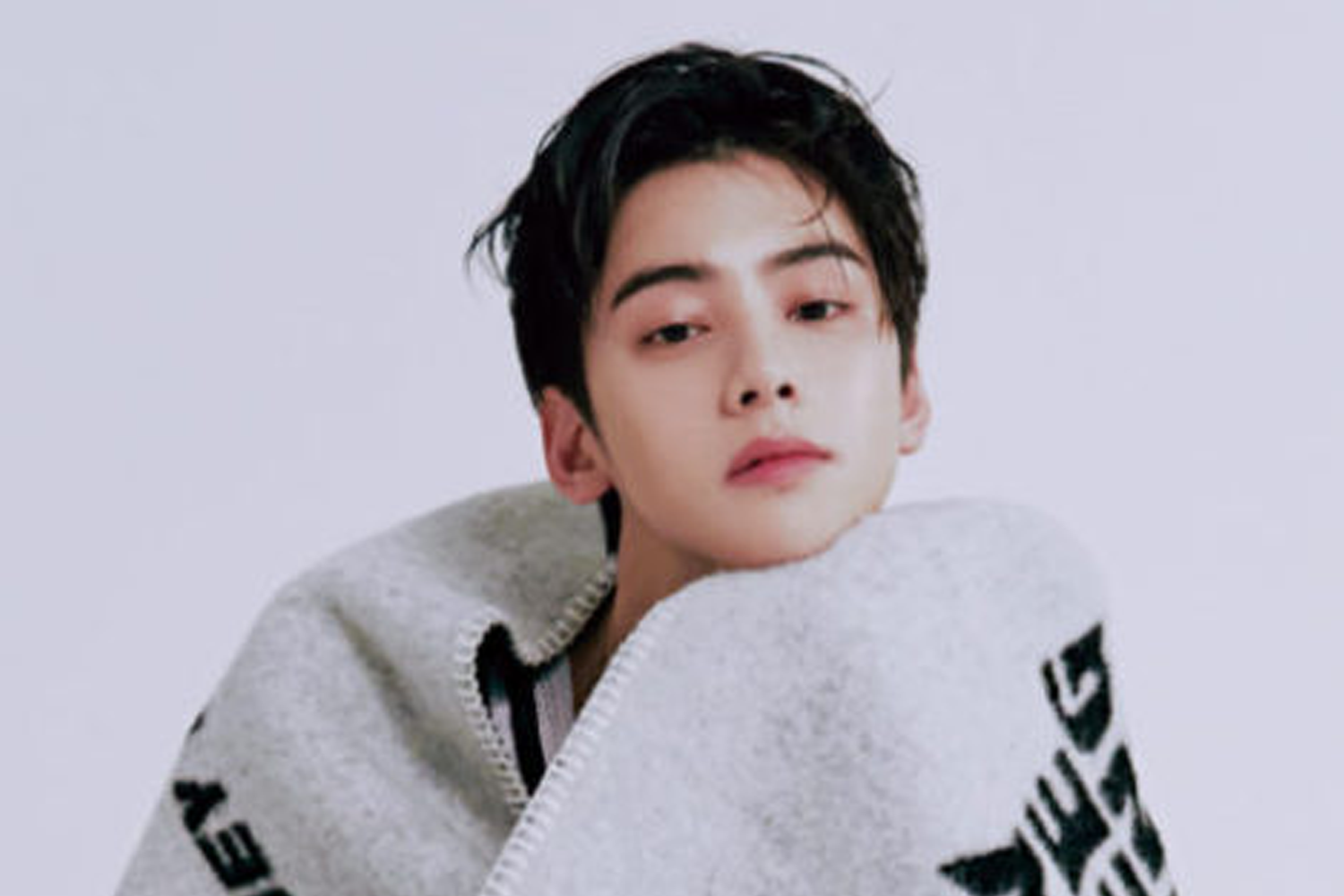 ASTRO成員銀優以充滿時尚感的白色襯衫搭配自信的神情，展示其天才臉孔與潮男魅力。