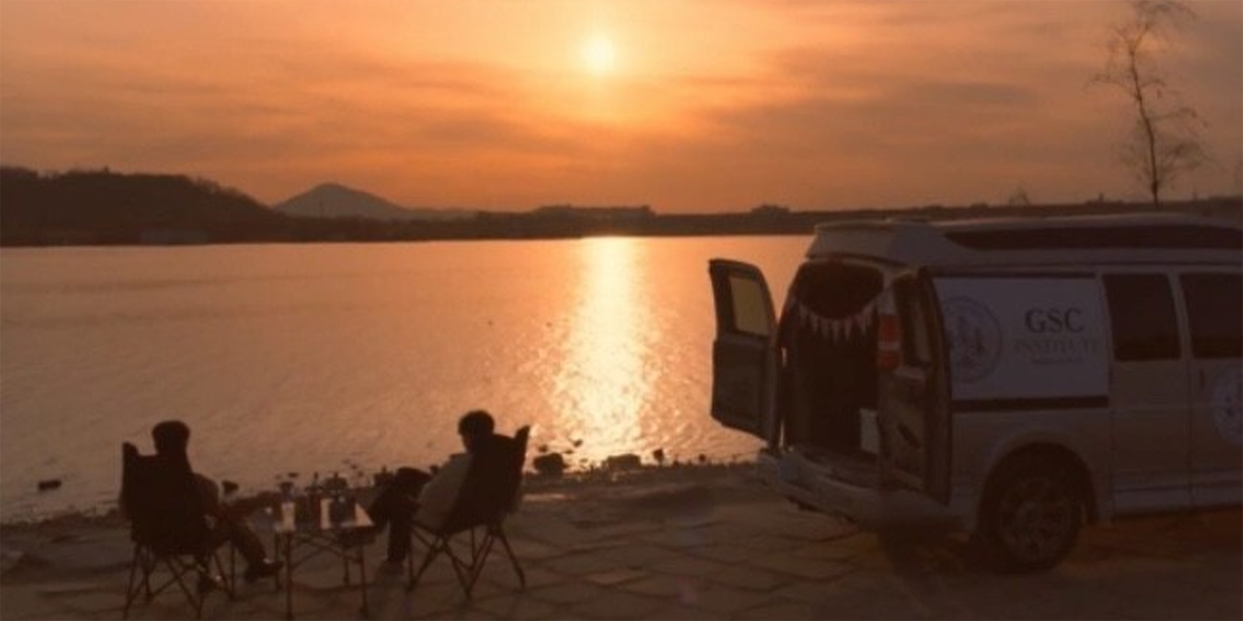 夕陽下湖邊露營車和椅子，高陽市的湖邊拍攝地