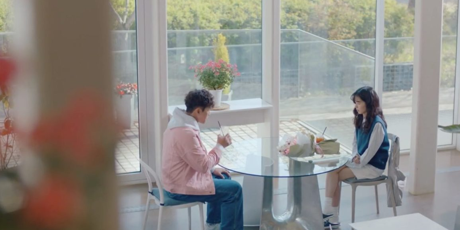 坡州White Block內部咖啡廳，明亮的氛圍和窗外風景