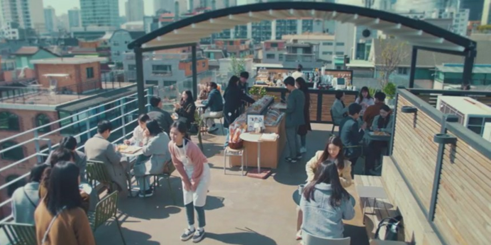 Pres Coffee咖啡廳戶外座位區，顧客享受城市天際線美景