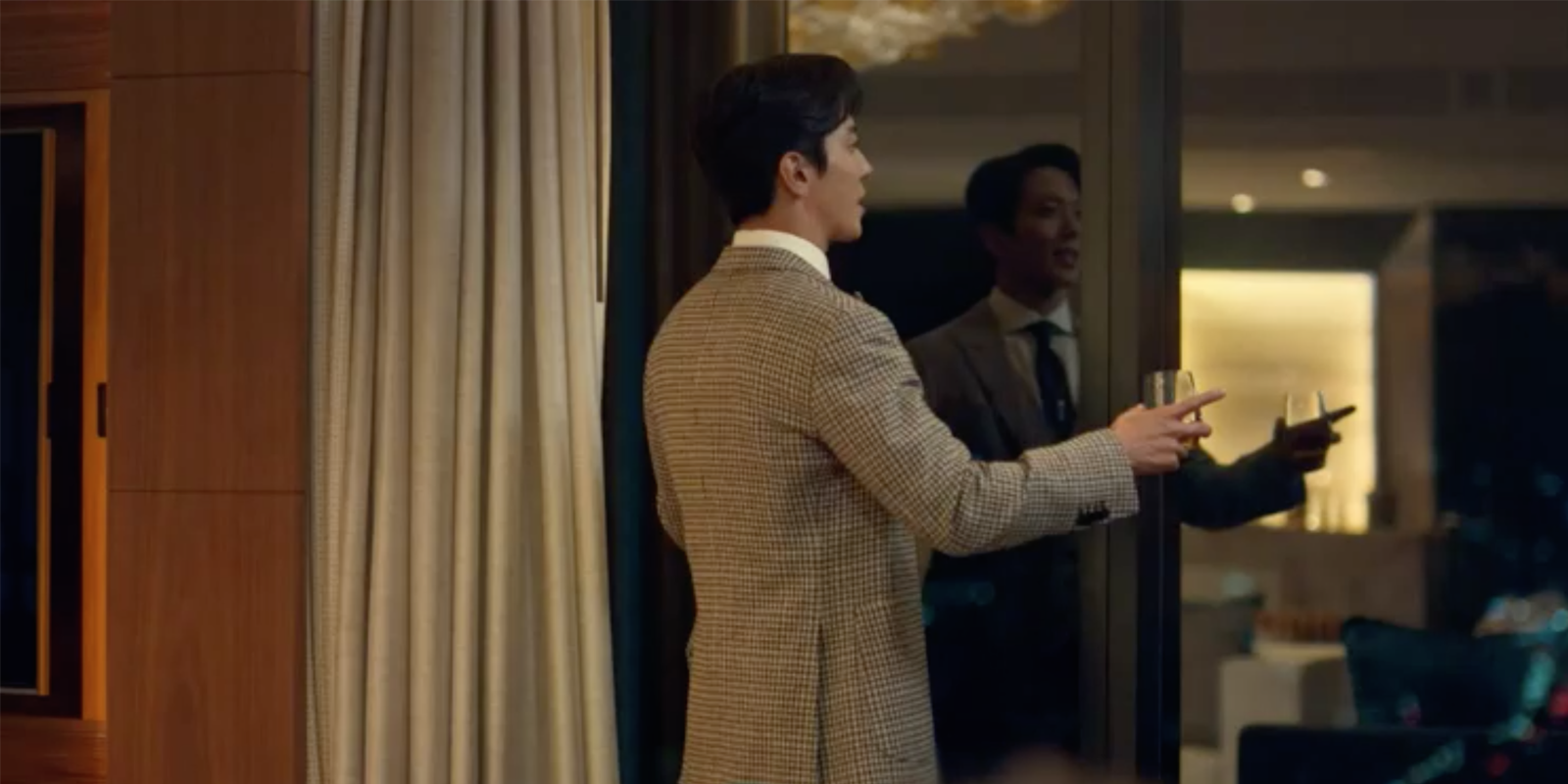 康拉德酒店房間內景，窗外是夜間城市風光