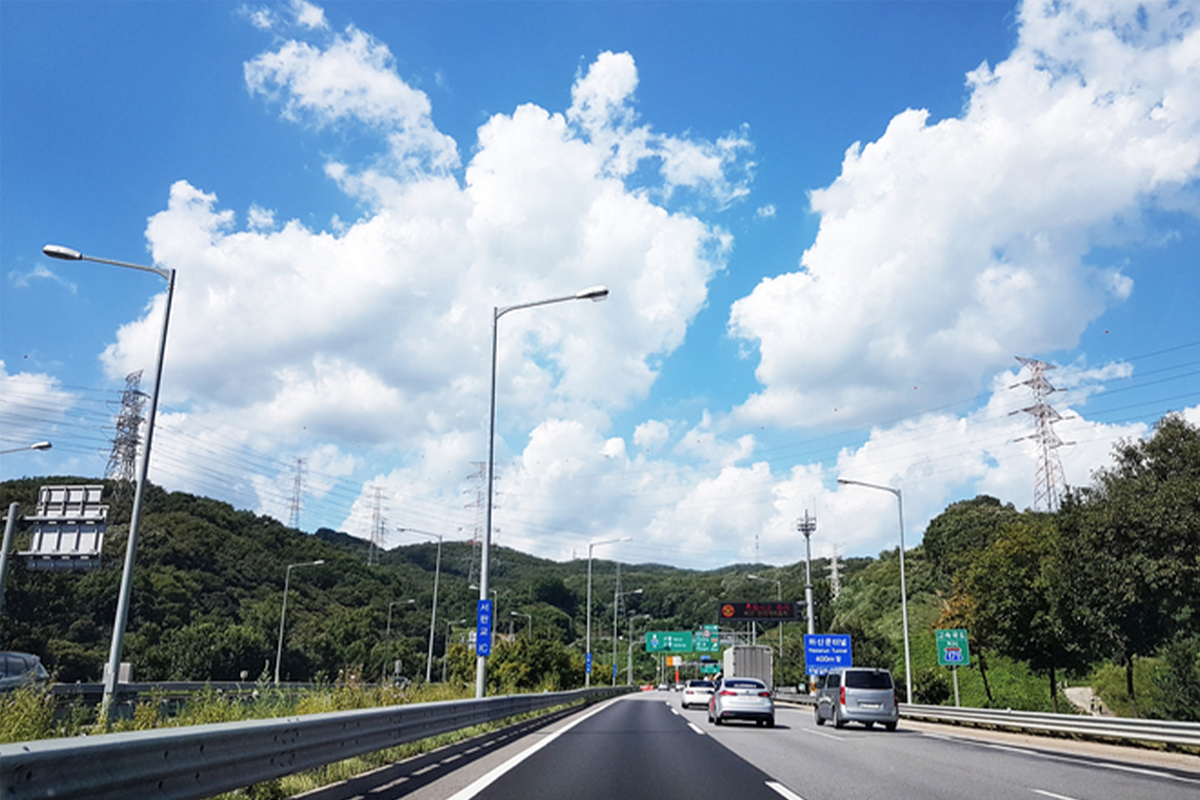 韩国晴朗干燥的天气,说明气候在减少体味方面的影响。