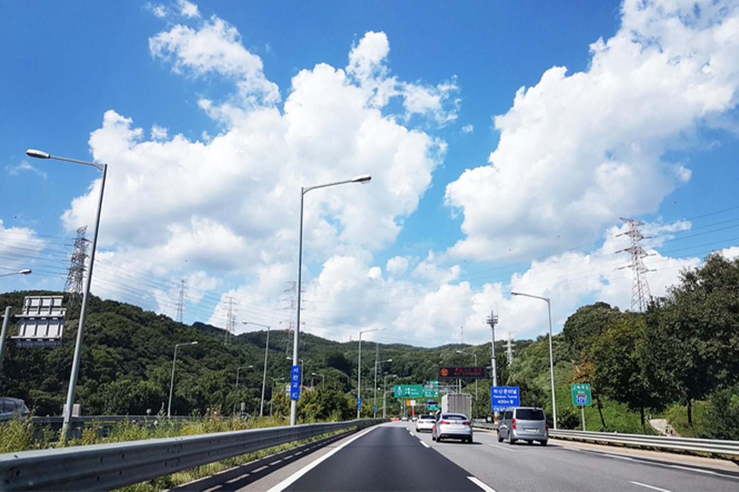 韓國高速公路的晴天景觀，顯示韓國乾燥、清新的天氣，解釋體臭較少的原因。