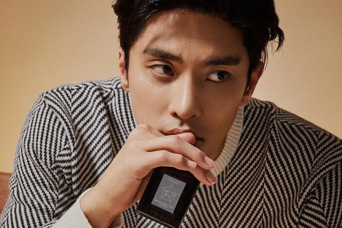 男性手持香水瓶,探讨韩国人使用香水来增添香气而非掩盖体味。