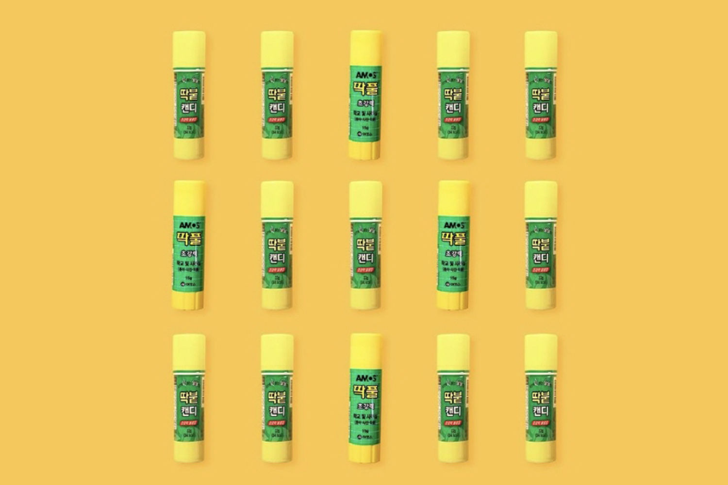 딱풀 캔디의 여러 개가 놓여있는 이미지.