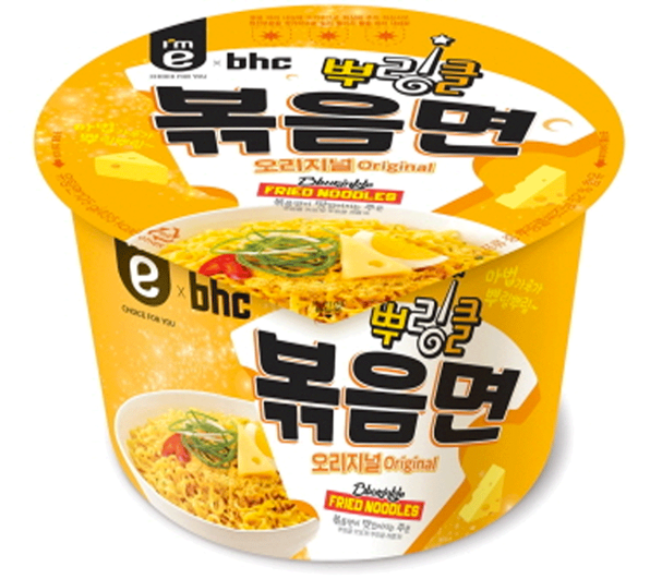 BHC × emart24 推出的普林炒面，浓郁奶酪风味，产品包装展示与餐具搭配。