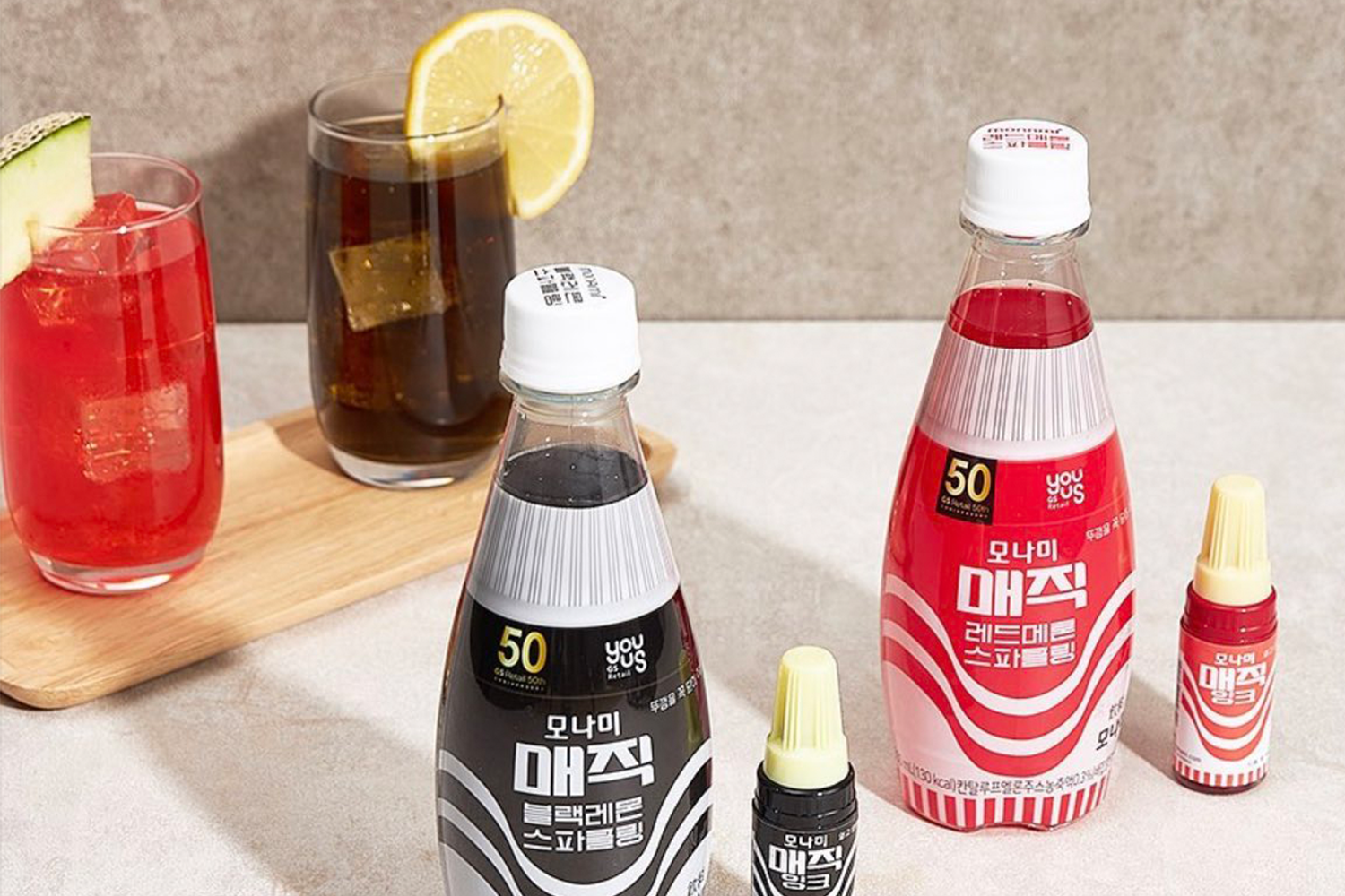 매직 블랙레몬과 매직 레드메론 탄산음료가 놓인 테이블의 이미지.
