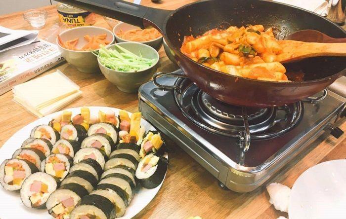Cooking participant preparing tteokbokki in a pan on the stove.